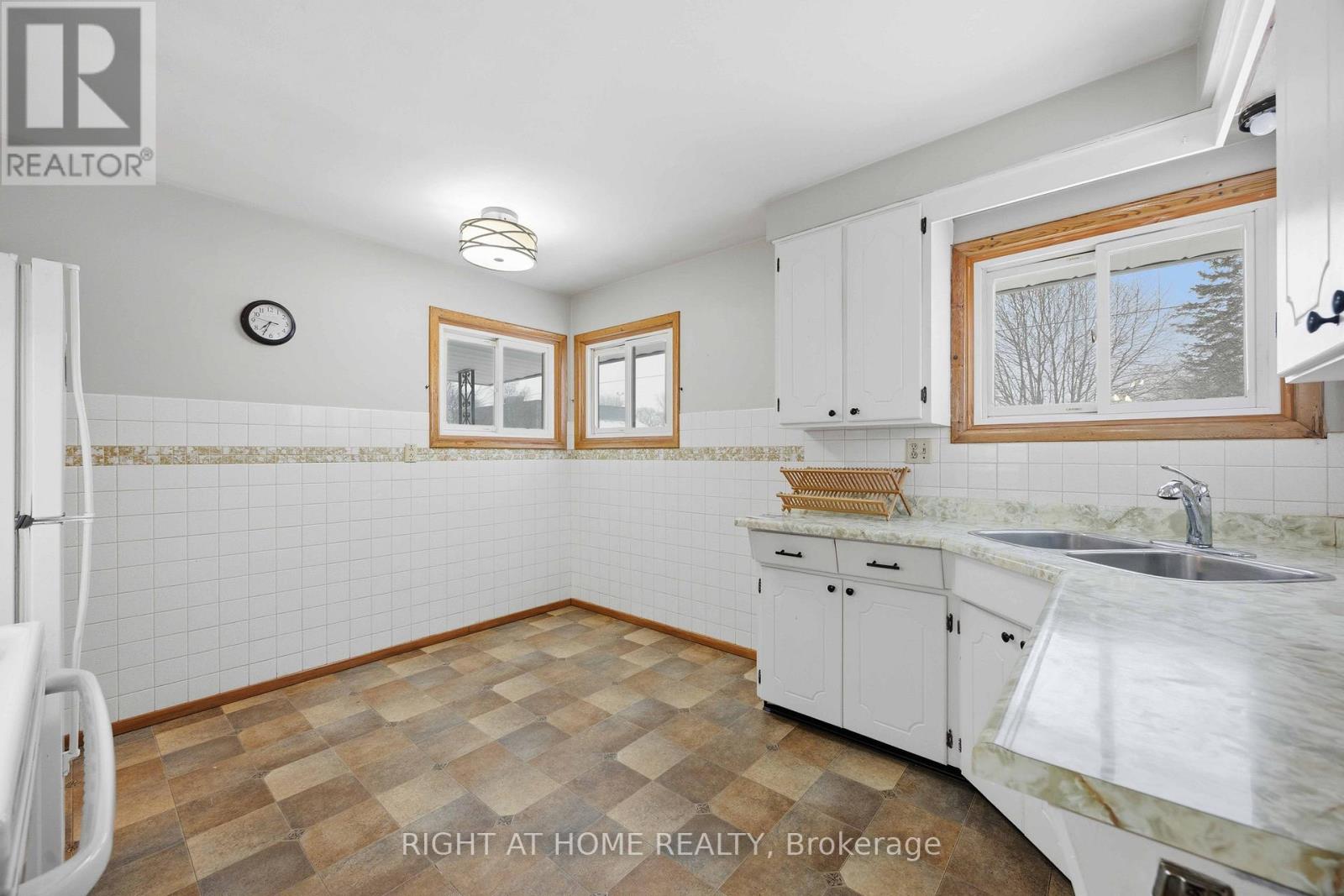 241 East Street S, Sarnia, Ontario  N7T 3R8 - Photo 17 - X12776562