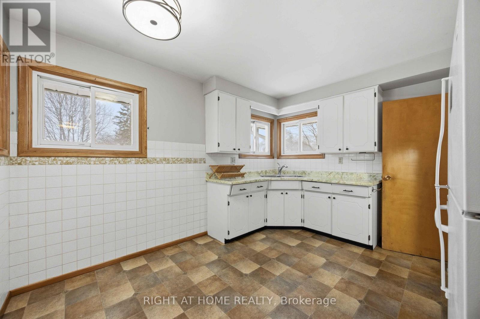 241 East Street S, Sarnia, Ontario  N7T 3R8 - Photo 19 - X12776562