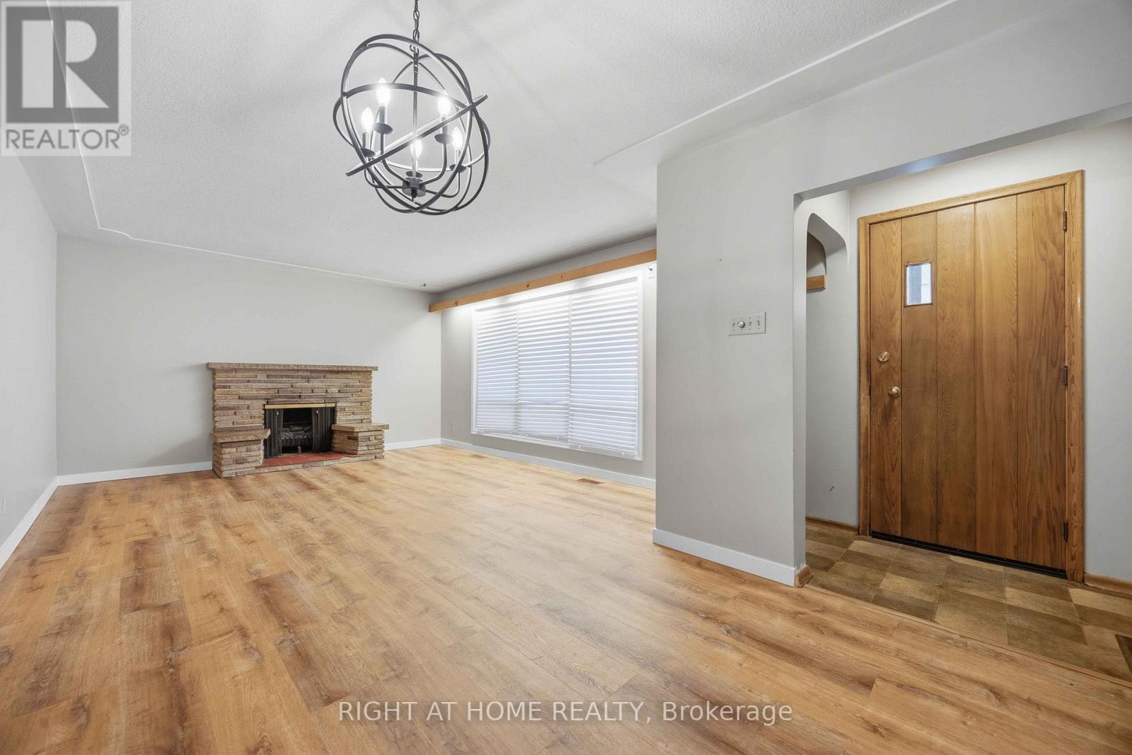 241 East Street S, Sarnia, Ontario  N7T 3R8 - Photo 2 - X12776562