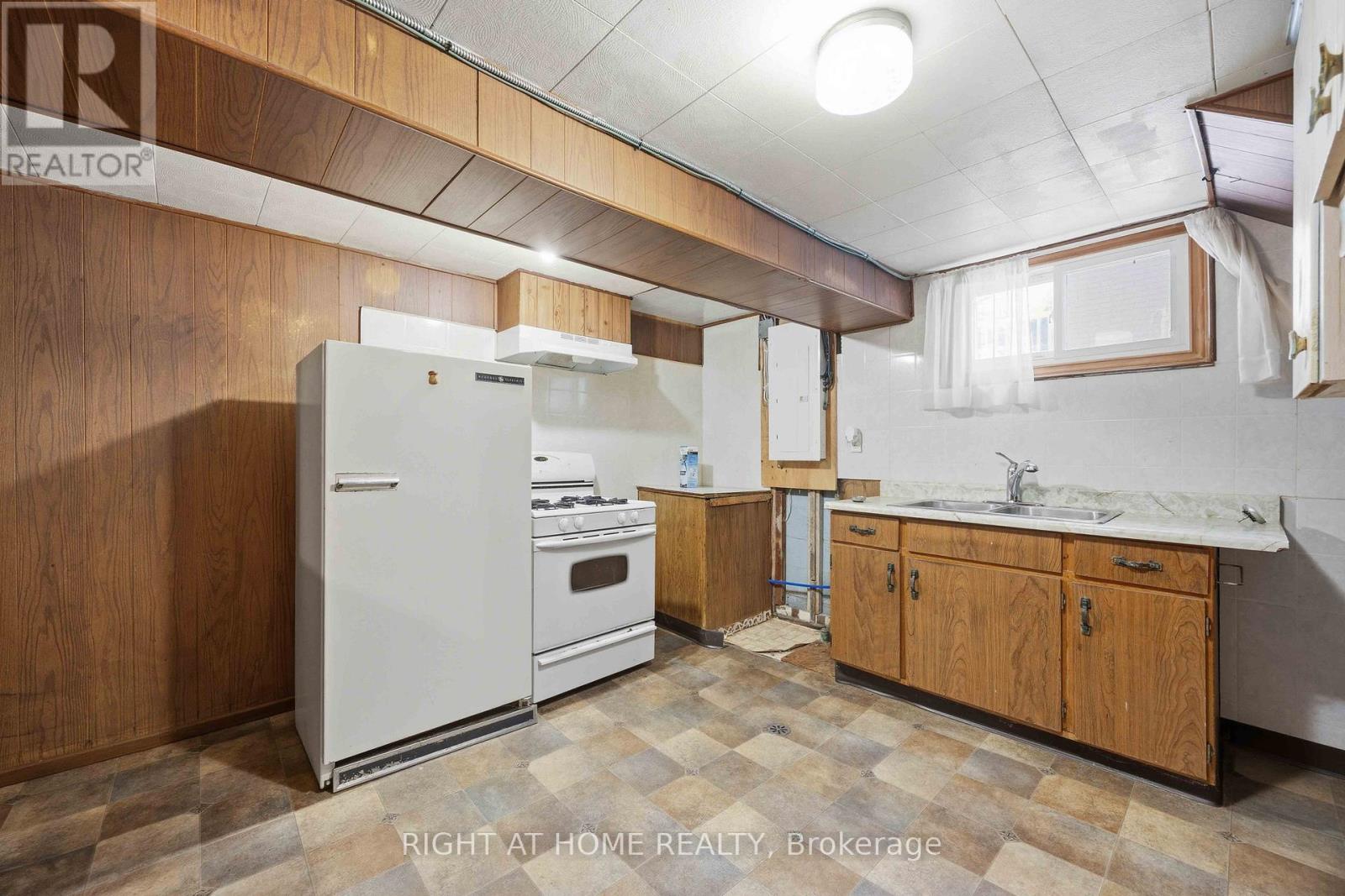 241 East Street S, Sarnia, Ontario  N7T 3R8 - Photo 24 - X12776562