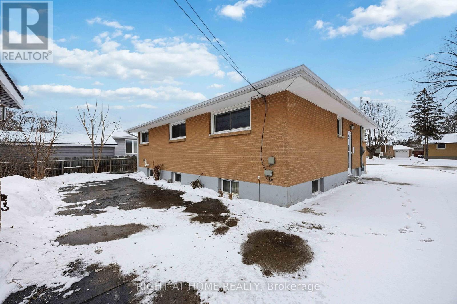 241 East Street S, Sarnia, Ontario  N7T 3R8 - Photo 29 - X12776562