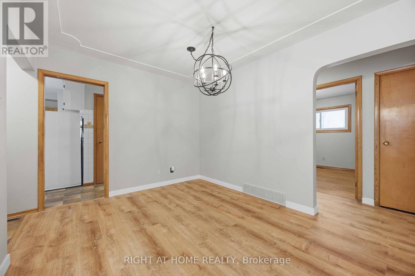 241 East Street S, Sarnia, Ontario  N7T 3R8 - Photo 3 - X12776562