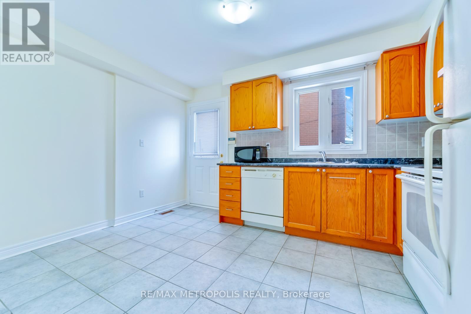 Main - 16b Gower Street, Toronto, Ontario  M4B 3P5 - Photo 4 - E12764172