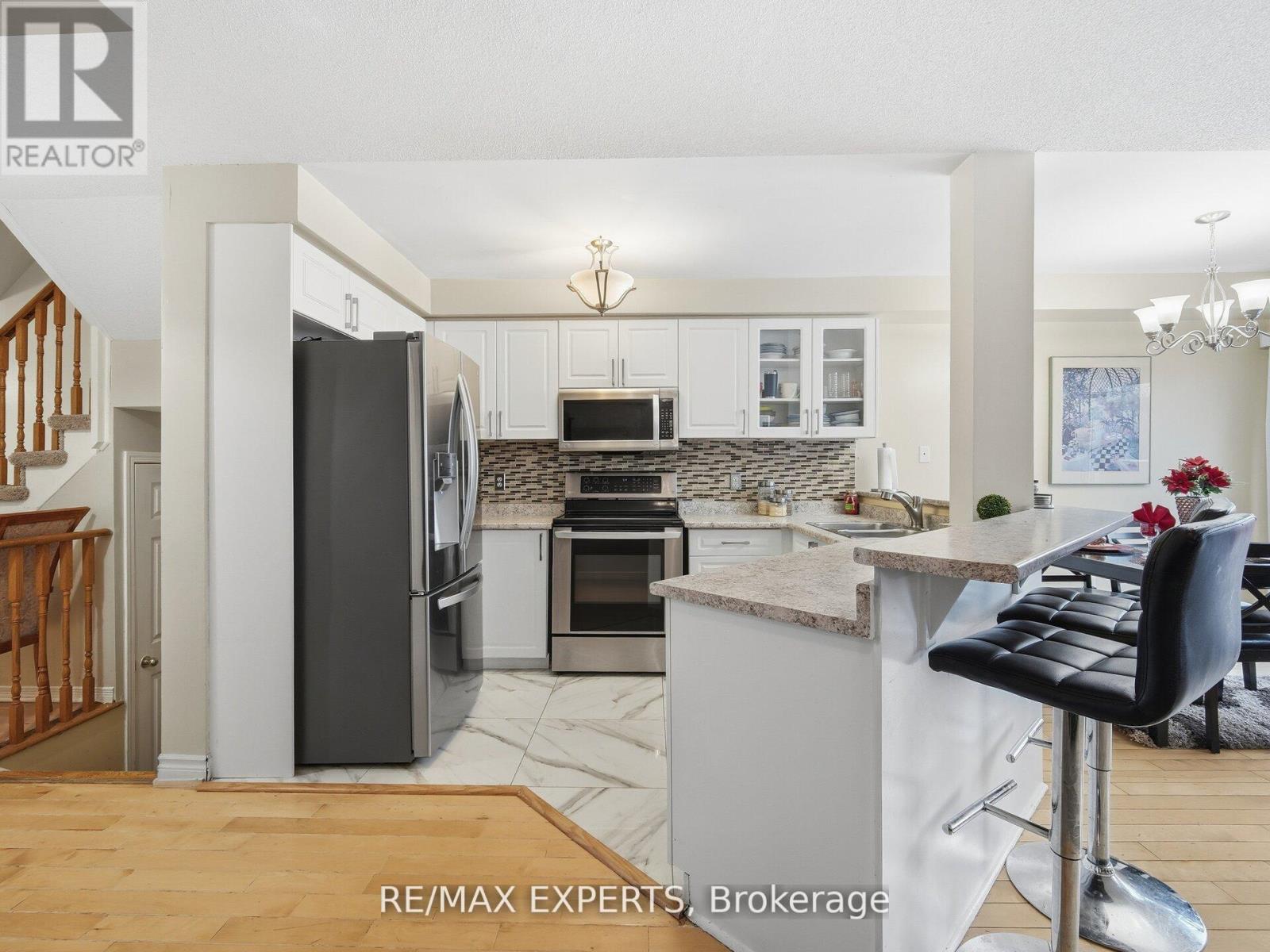 70 Twin Pines Crescent, Brampton, Ontario  L7A 1M8 - Photo 7 - W12750848