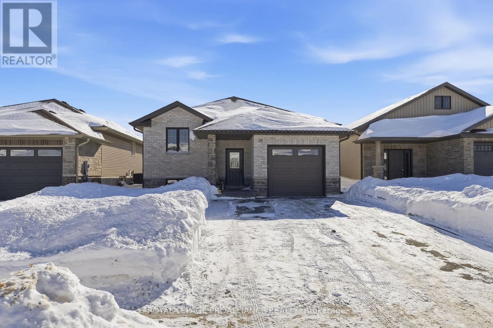 25 Cedar Park Crescent, Quinte West, Ontario  K8V 0J1 - Photo 1 - X12776602