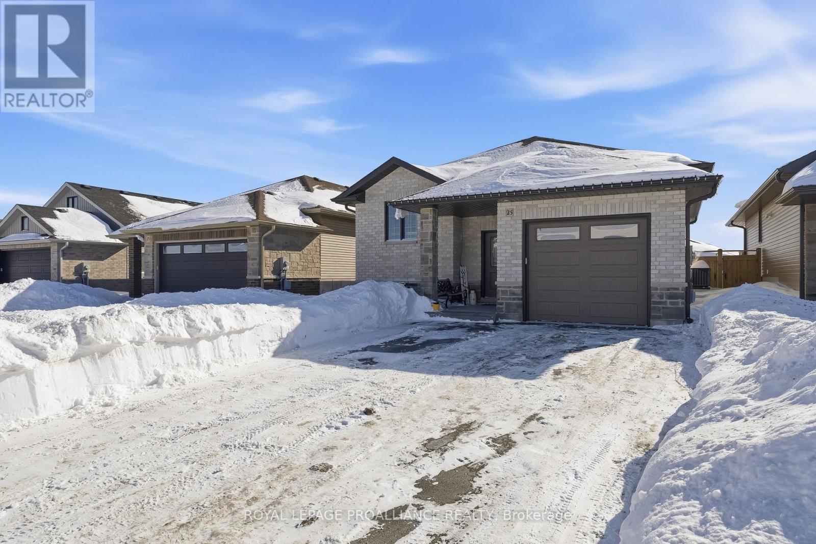 25 Cedar Park Crescent, Quinte West, Ontario  K8V 0J1 - Photo 4 - X12776602