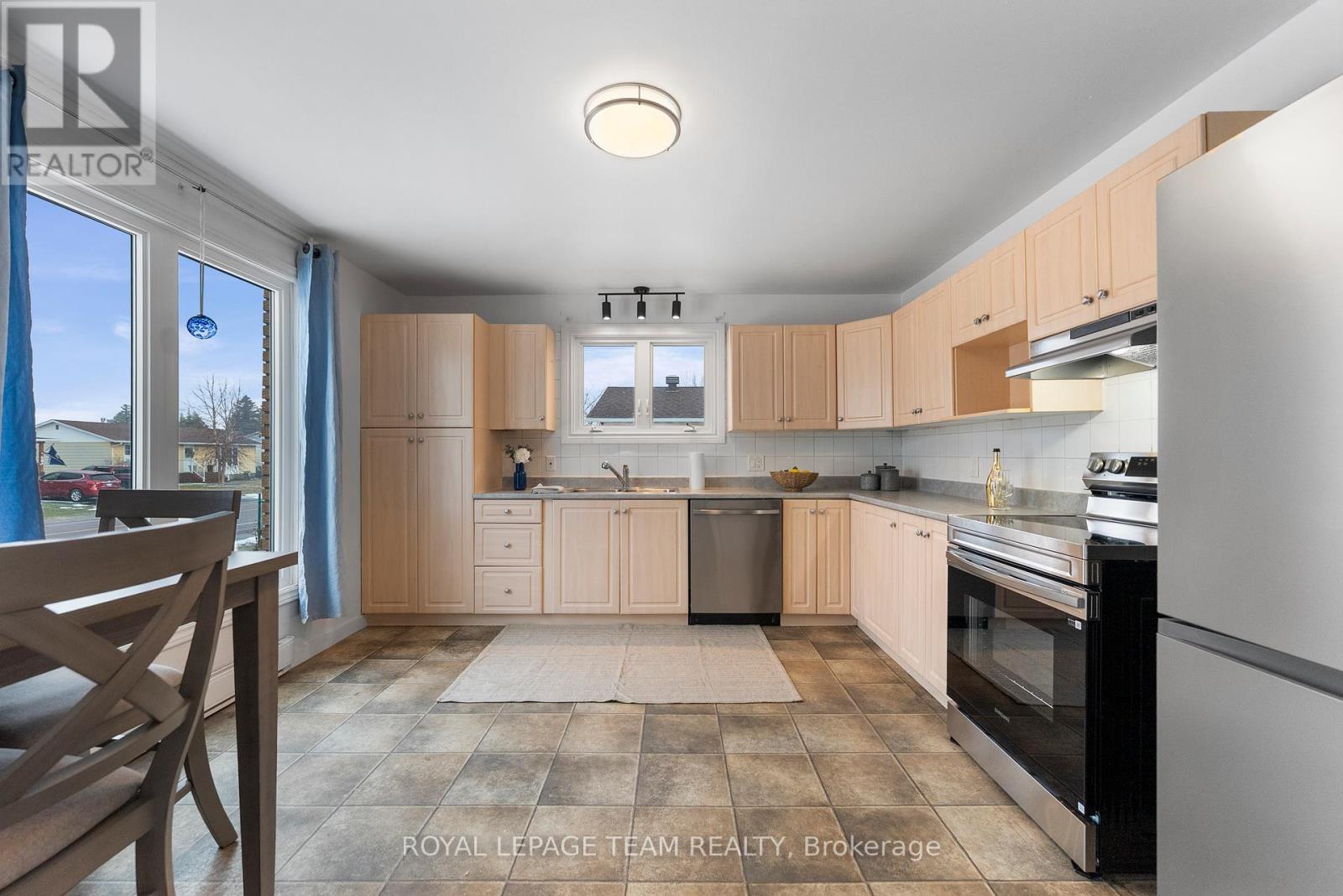 61 Herman Street, Petawawa, Ontario  K8H 3B2 - Photo 6 - X12776670