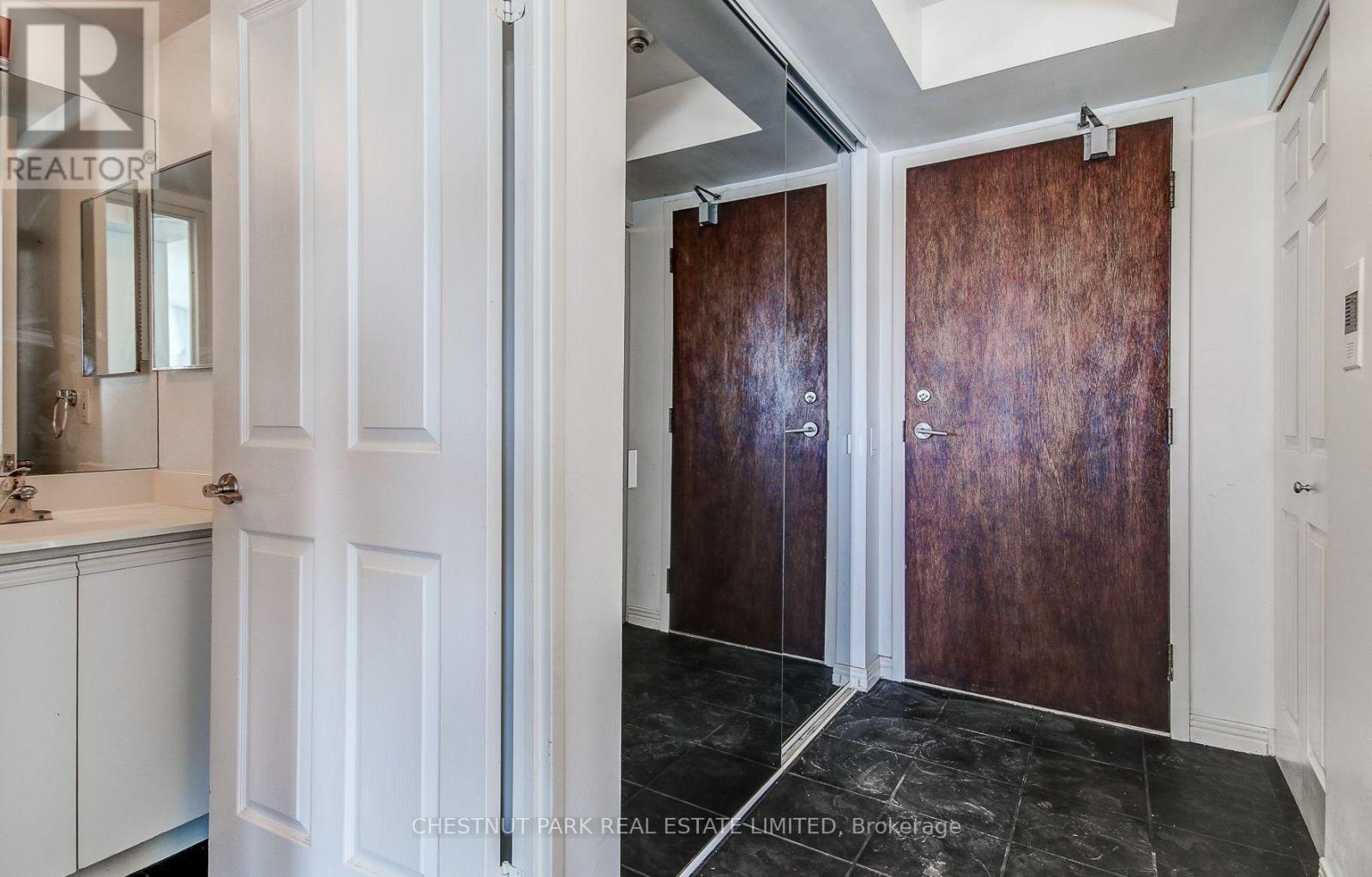 Ph210 - 942 Yonge Street, Toronto, Ontario  M4W 3S8 - Photo 5 - C12772864