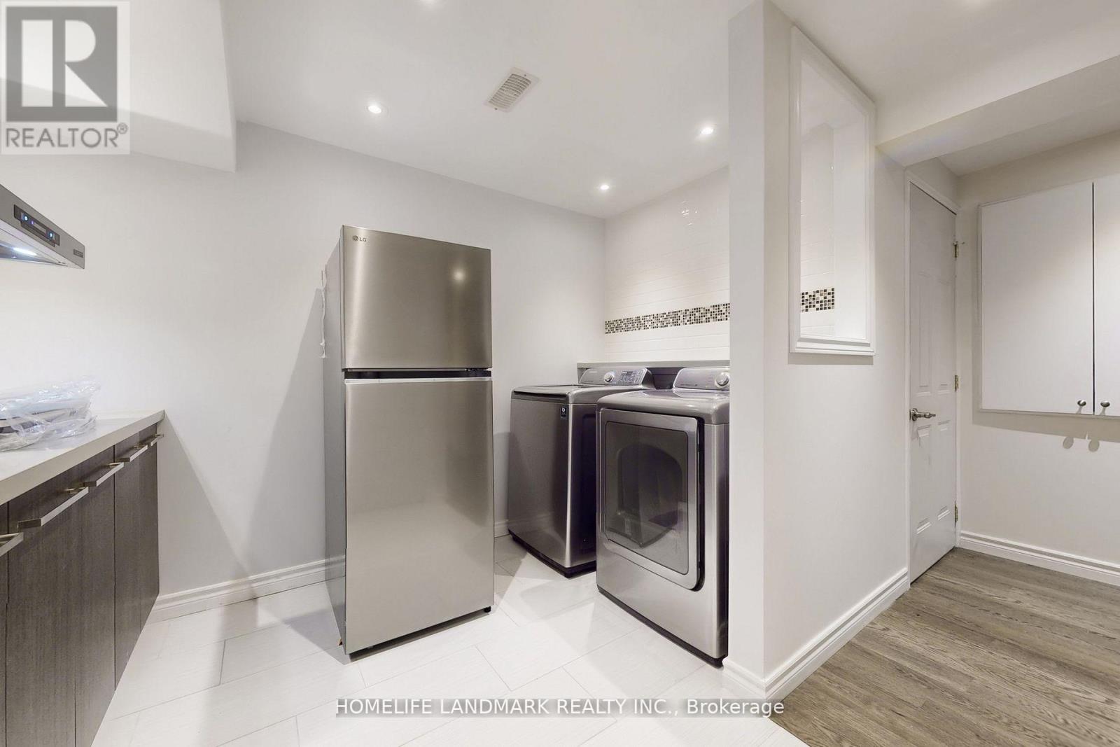 92 Barnwood Drive, Richmond Hill, Ontario  L4E 5A2 - Photo 8 - N12776610