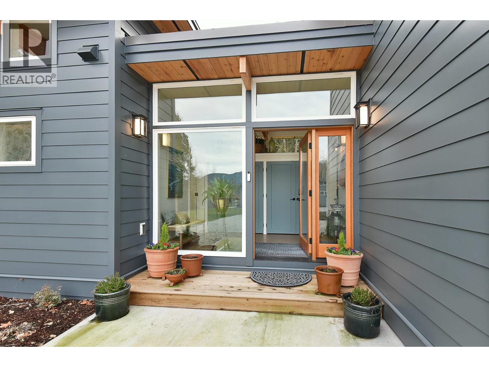 5961-5963 Ripple Way, Sechelt, British Columbia  V7Z 0R2 - Photo 14 - R3084808