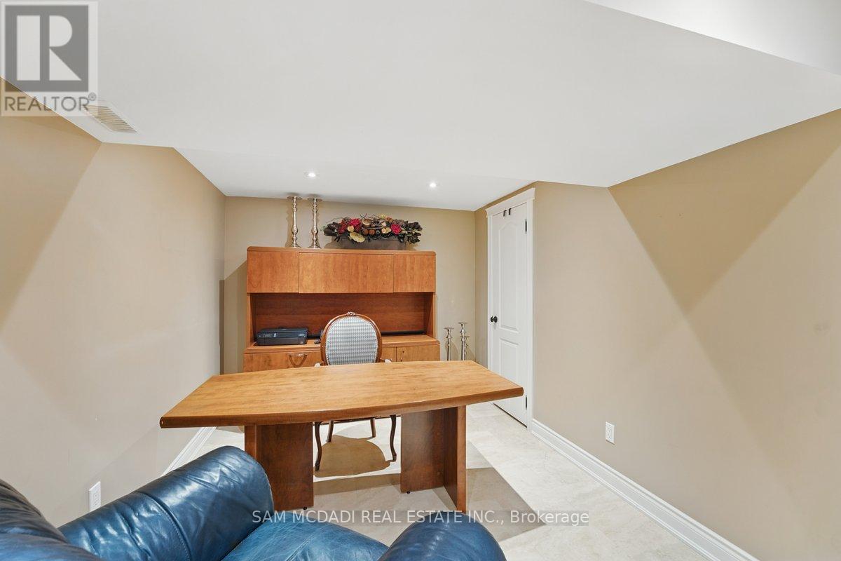 215 Anastasia Terrace, Mississauga, Ontario  L5B 3A5 - Photo 32 - W12776642