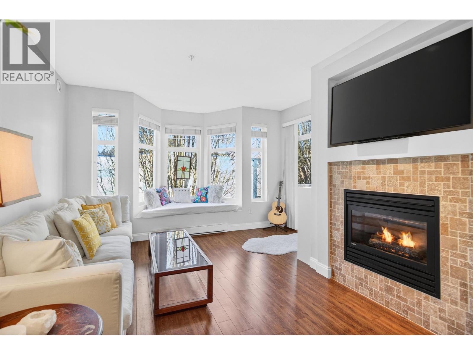 304 588 Twelfth Street, New Westminster, British Columbia  V3M 4H9 - Photo 1 - R3087777