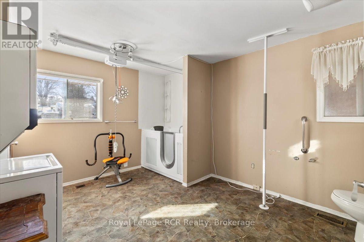 389 3rd Street, Hanover, Ontario N4N 1B4 - Photo 14 - X12776858