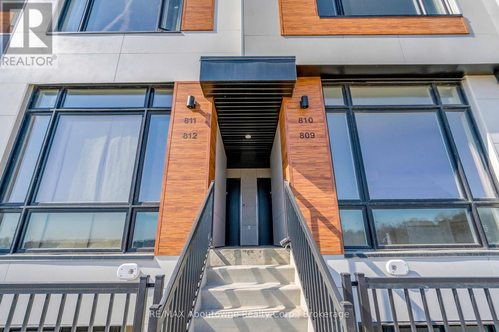 Th810 - 3 Steckley House Lane, Richmond Hill, Ontario  L4S 1L9 - Photo 2 - N12776836