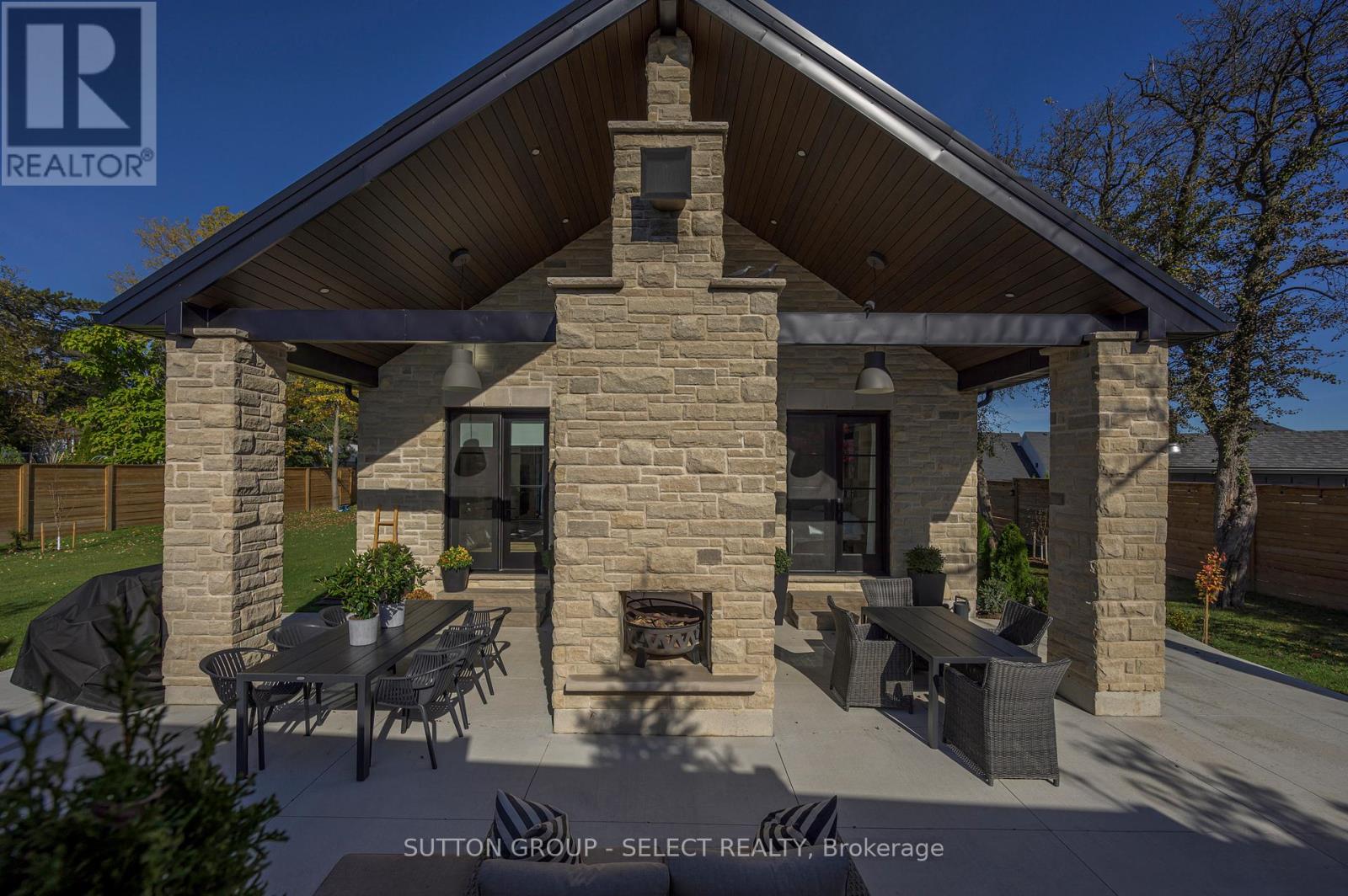 185 Commissioners Road E, London South, Ontario  N6C 2S9 - Photo 2 - X12776818