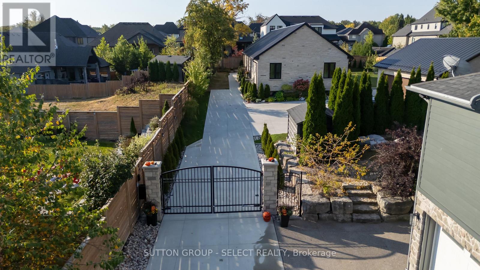 185 Commissioners Road E, London South, Ontario  N6C 2S9 - Photo 3 - X12776818