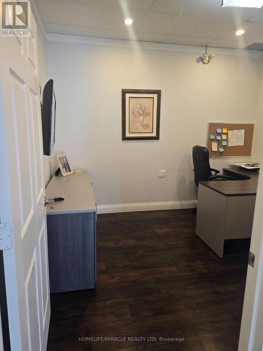 106 - 49 Hillcrest Avenue, Brampton, Ontario  L6W 4V4 - Photo 4 - W12776250