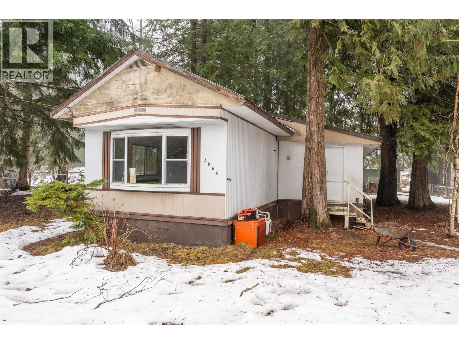 3666 Catherwood Road, Revelstoke, British Columbia  V0E 2S0 - Photo 2 - 10373628