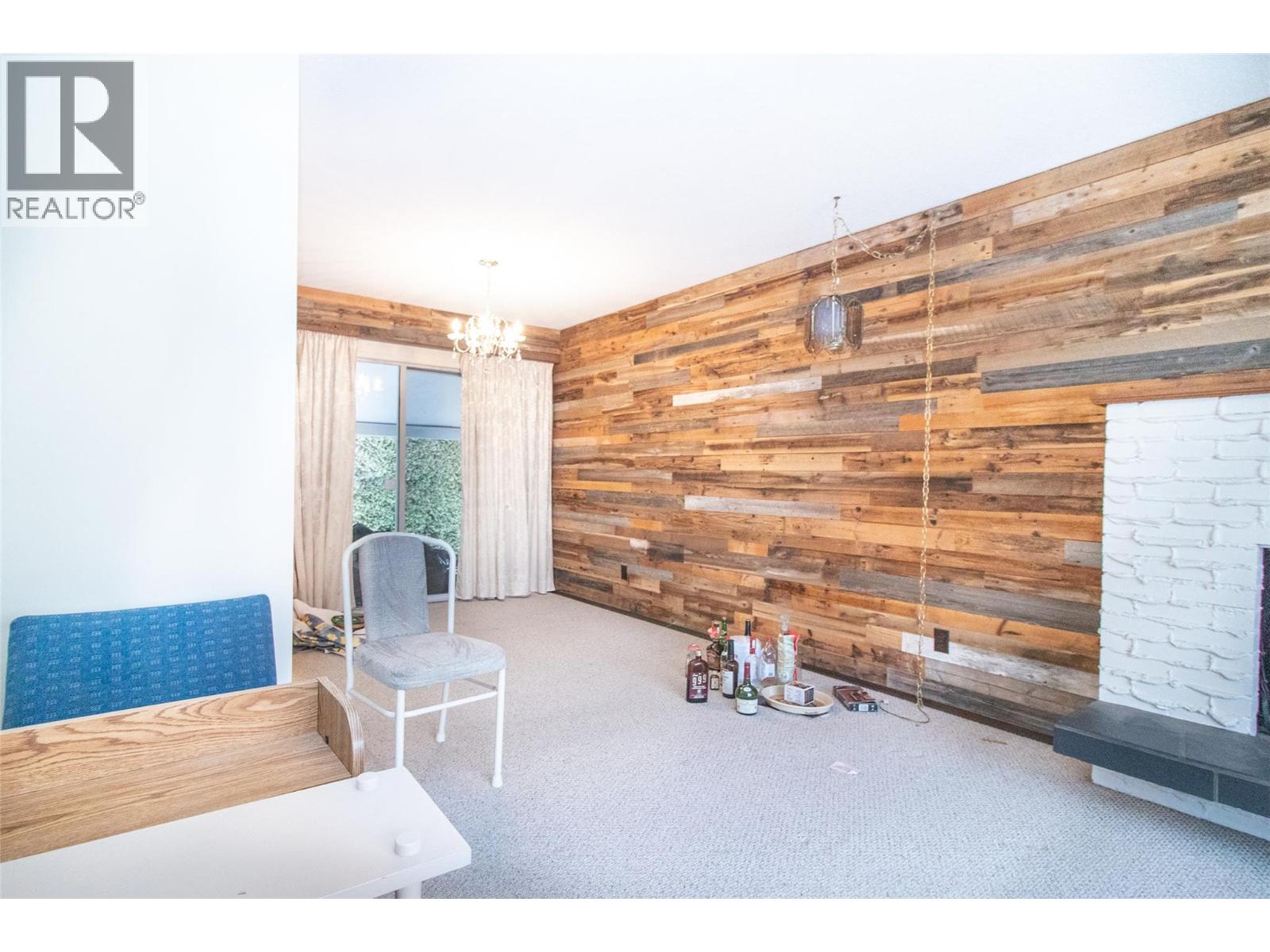 1590 Blondeaux Crescent Kelowna Photo 3