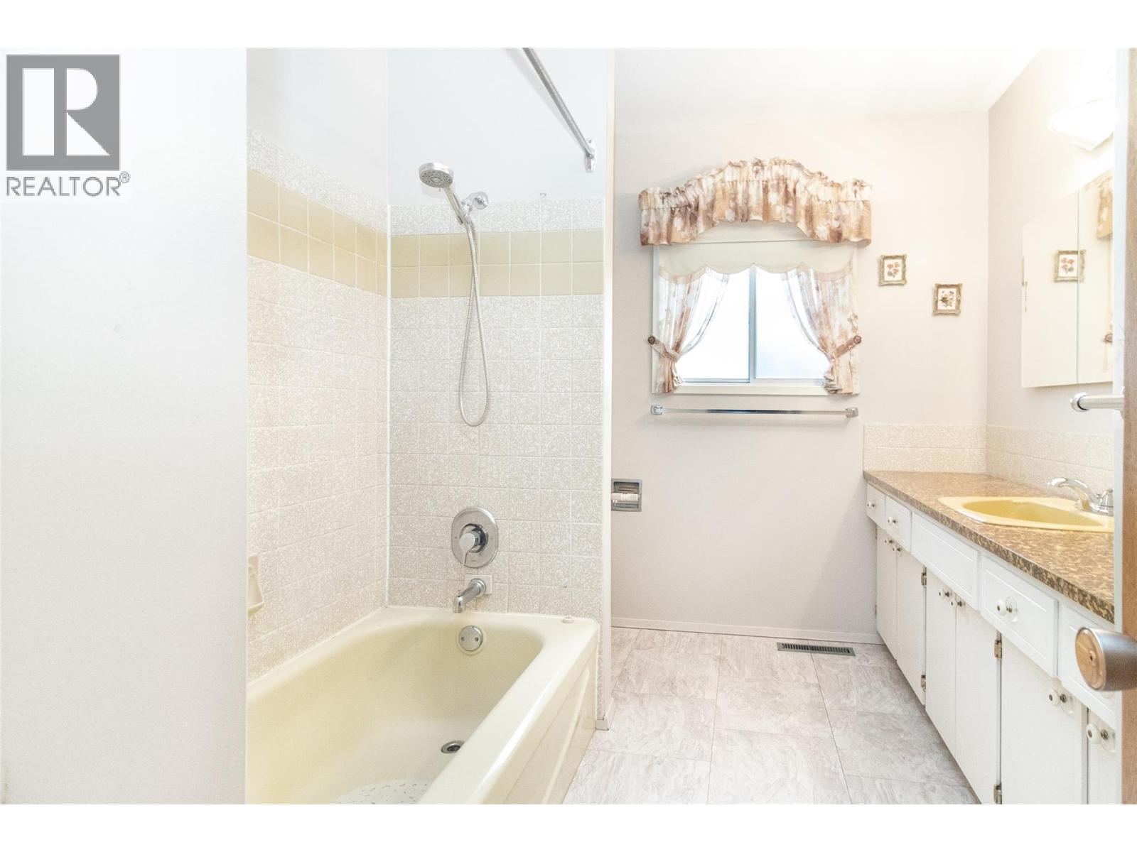 1590 Blondeaux Crescent Kelowna Photo 6