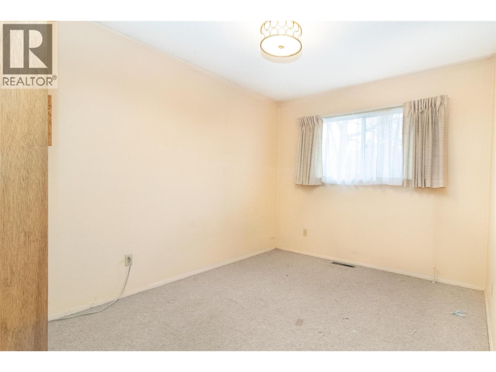 1590 Blondeaux Crescent Kelowna Photo 7