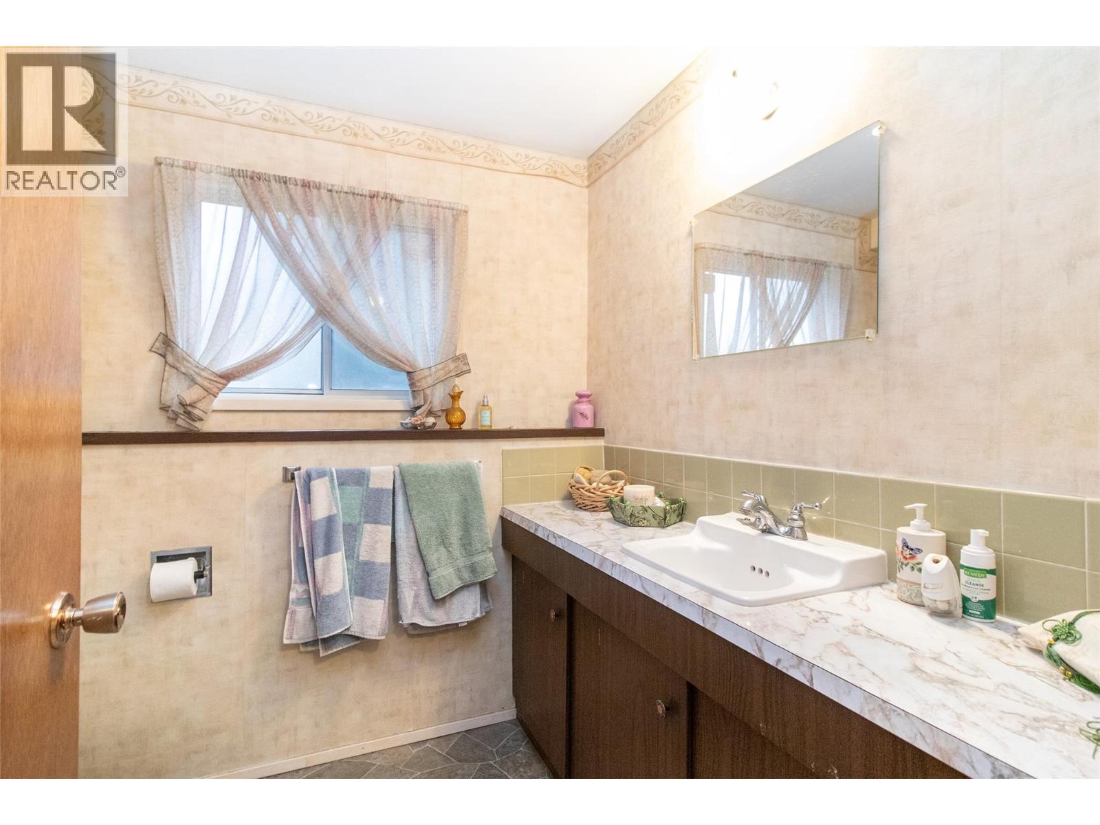 1590 Blondeaux Crescent Kelowna Photo 9