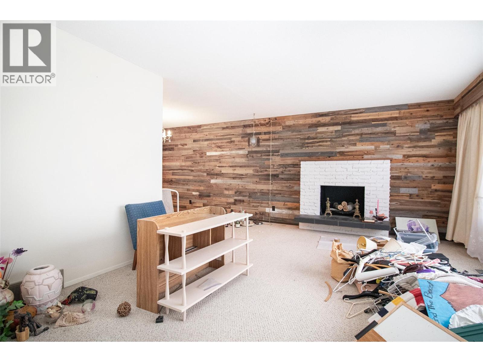 1590 Blondeaux Crescent Kelowna Photo 2