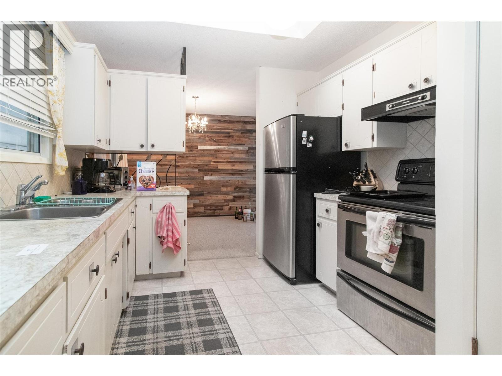 1590 Blondeaux Crescent Kelowna Photo 4