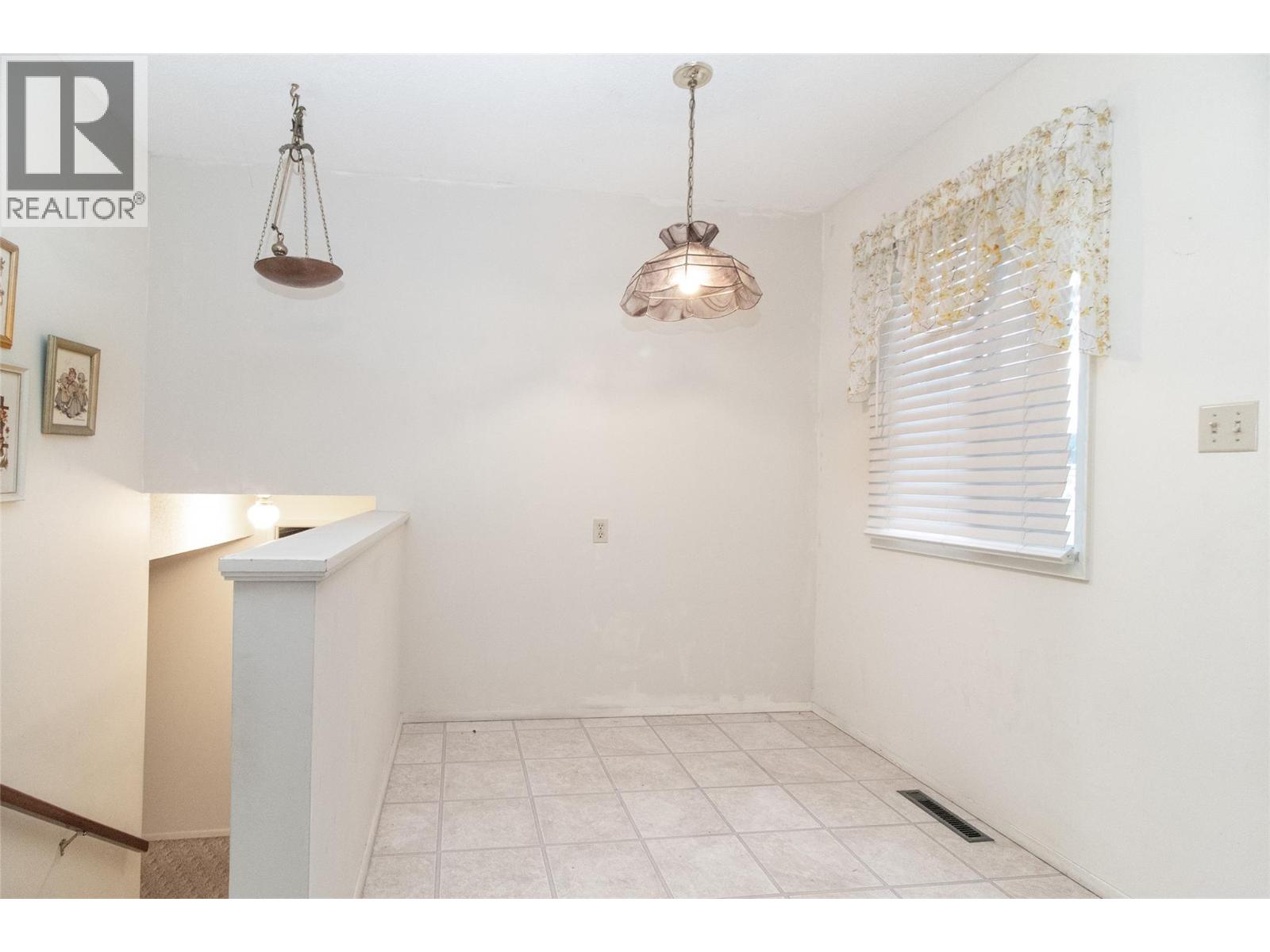 1590 Blondeaux Crescent Kelowna Photo 5