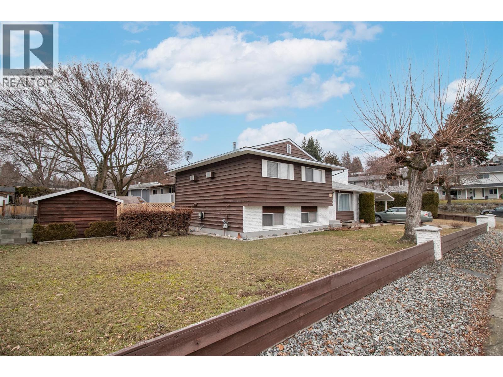 1590 Blondeaux Crescent Kelowna Photo 14