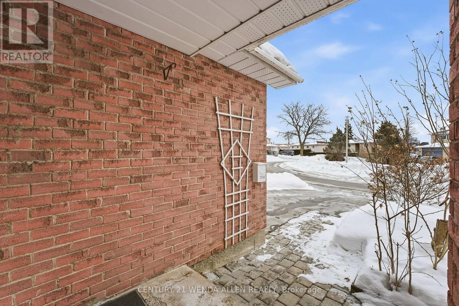 1230 Delmark Court, Oshawa, Ontario  L1H 8K6 - Photo 3 - E12776744