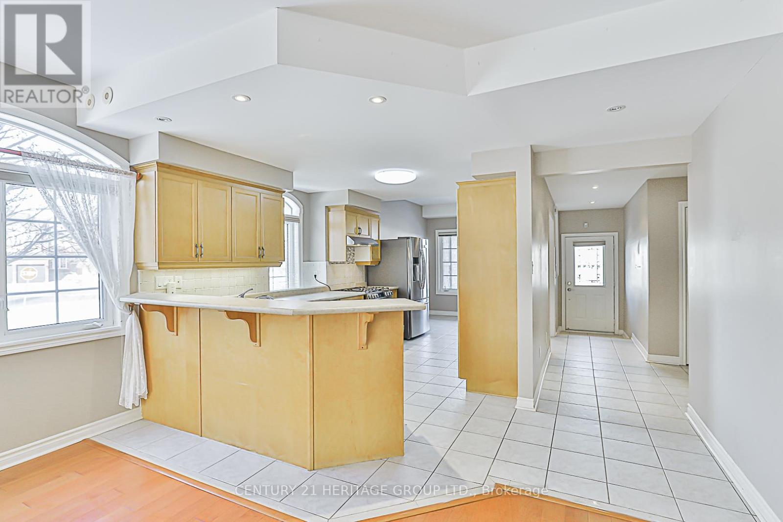 2 - 520 Silken Laumann Drive, Newmarket, Ontario  L3X 2S7 - Photo 4 - N12776778