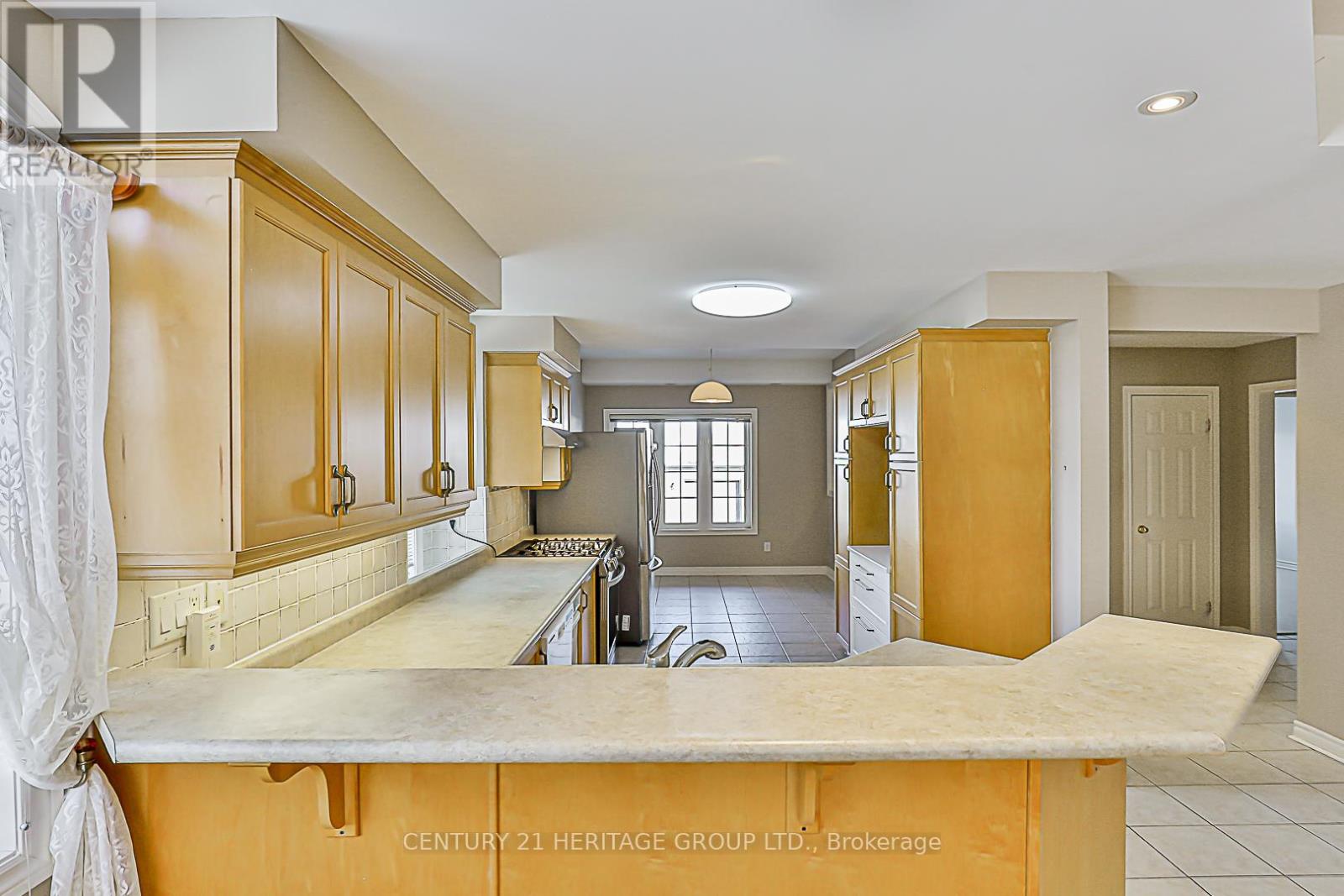 2 - 520 Silken Laumann Drive, Newmarket, Ontario  L3X 2S7 - Photo 5 - N12776778