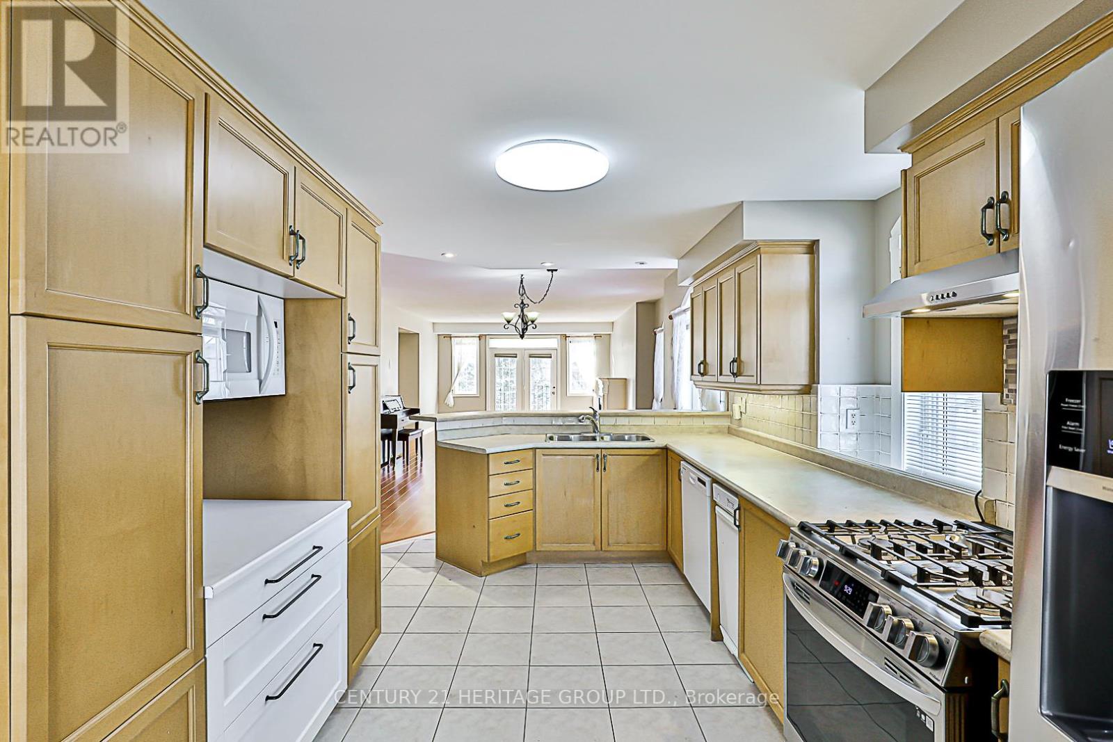 2 - 520 Silken Laumann Drive, Newmarket, Ontario  L3X 2S7 - Photo 7 - N12776778