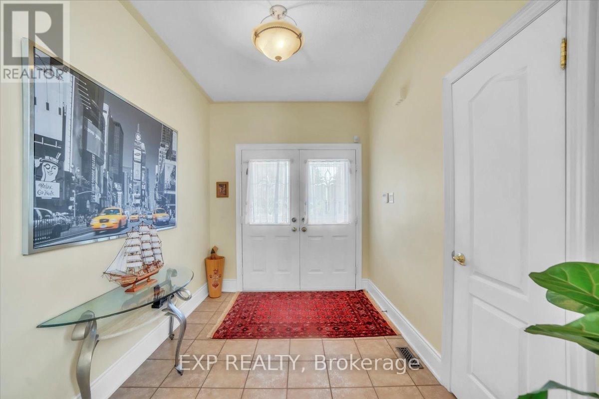 1 Vitlor Drive, Richmond Hill, Ontario  L4E 2Y4 - Photo 2 - N12776782