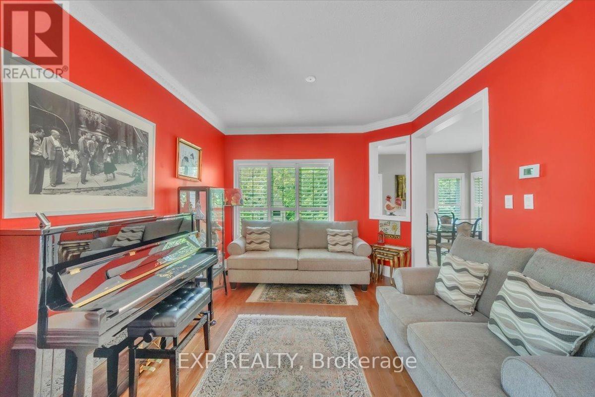 1 Vitlor Drive, Richmond Hill, Ontario  L4E 2Y4 - Photo 6 - N12776782