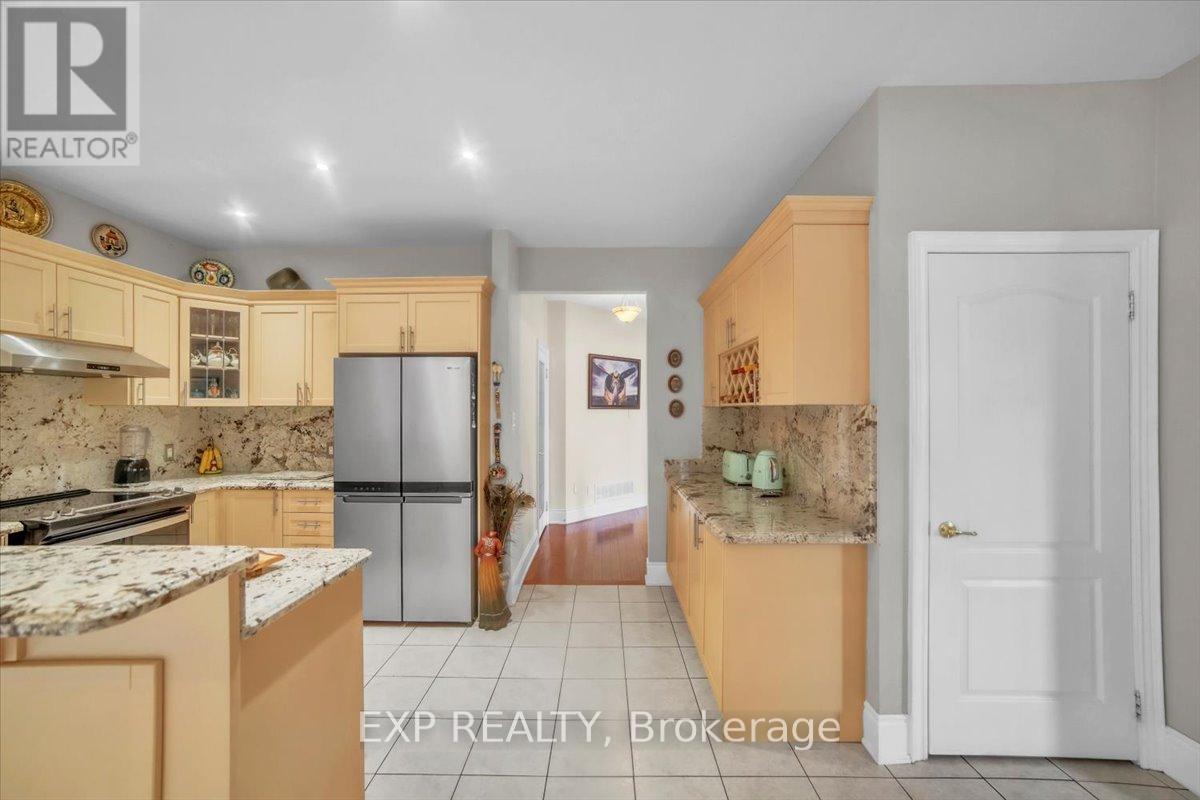 1 Vitlor Drive, Richmond Hill, Ontario  L4E 2Y4 - Photo 9 - N12776782