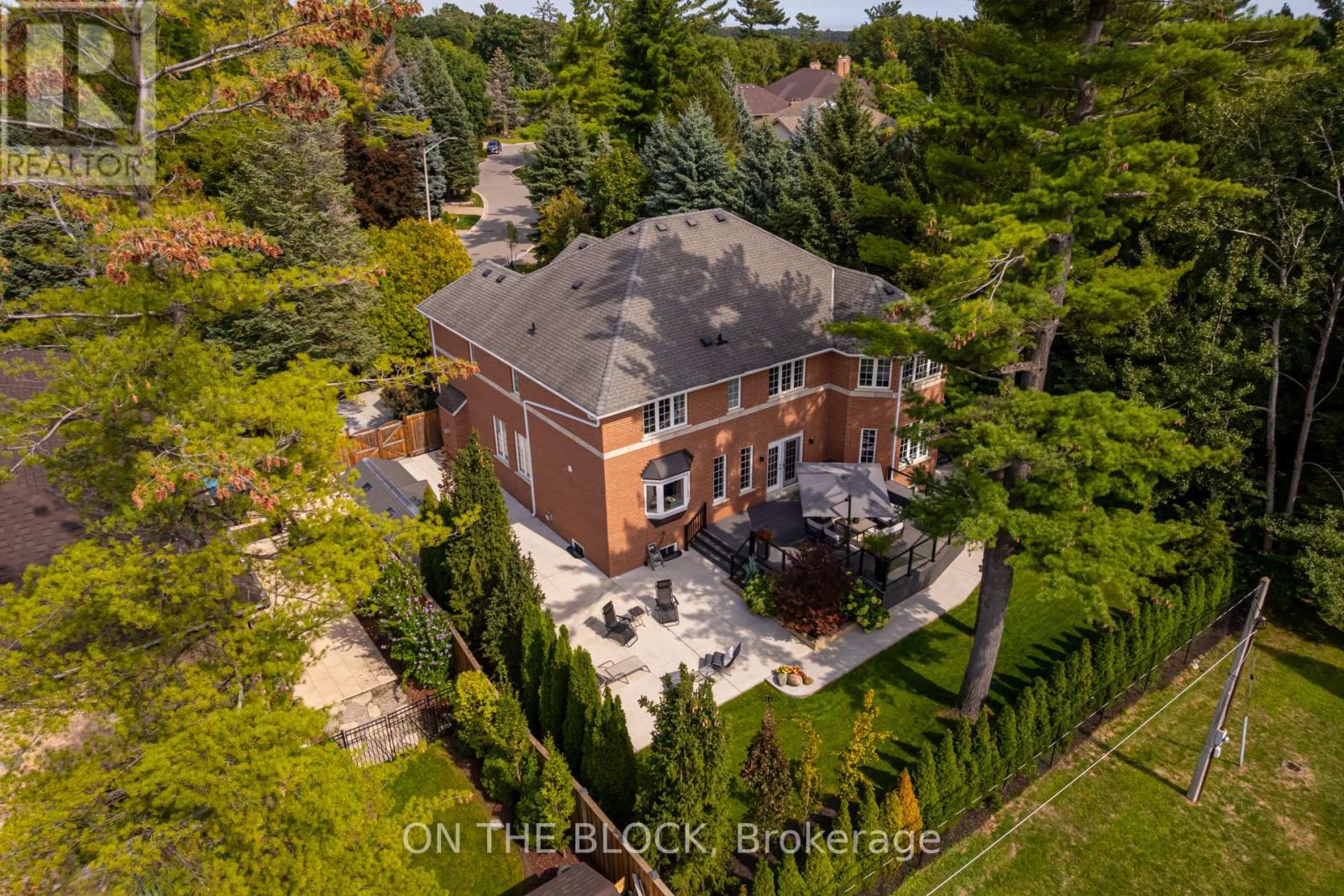 2212 Oneida Court, Mississauga, Ontario  L5C 4G5 - Photo 2 - W12776728