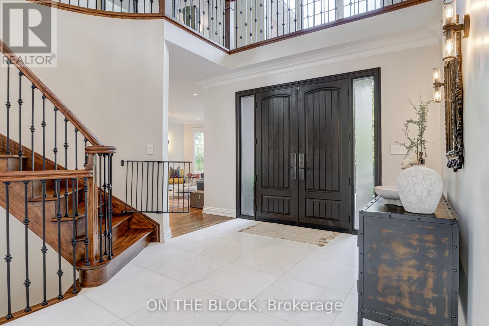 2212 Oneida Court, Mississauga, Ontario  L5C 4G5 - Photo 3 - W12776728