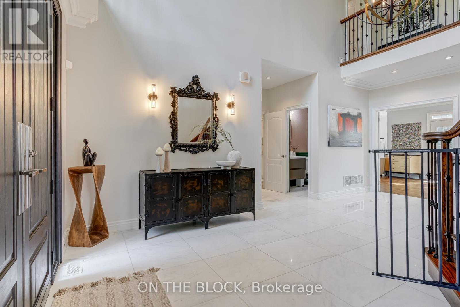 2212 Oneida Court, Mississauga, Ontario  L5C 4G5 - Photo 4 - W12776728