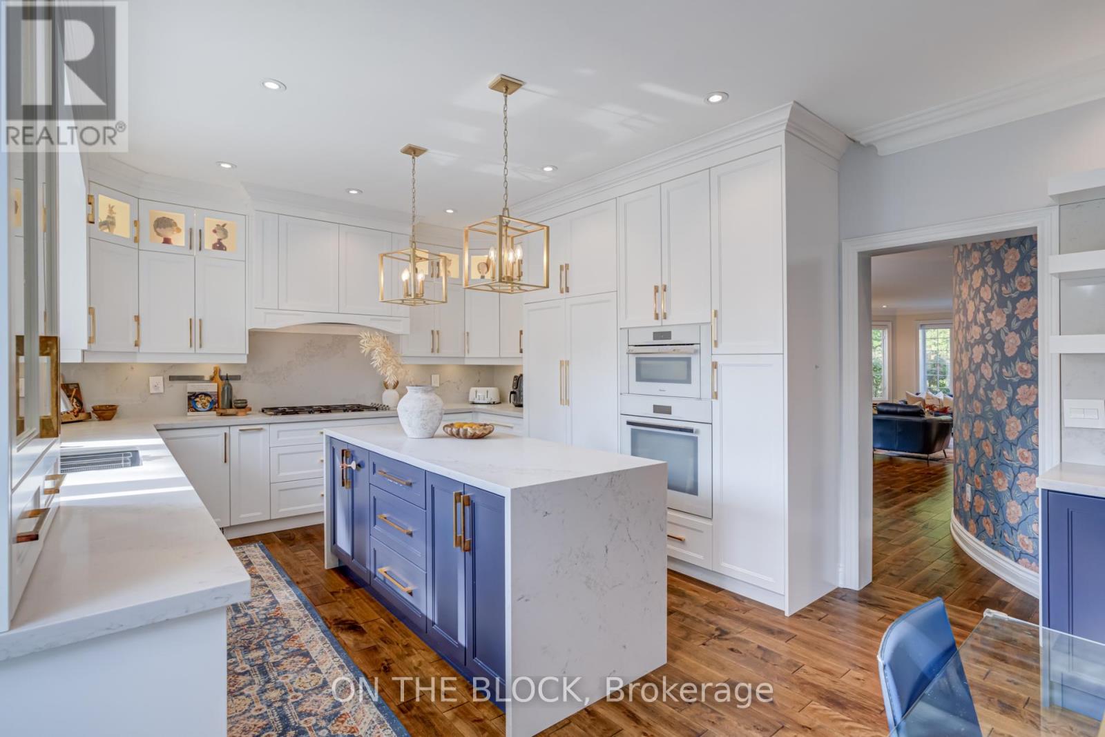 2212 Oneida Court, Mississauga, Ontario  L5C 4G5 - Photo 5 - W12776728