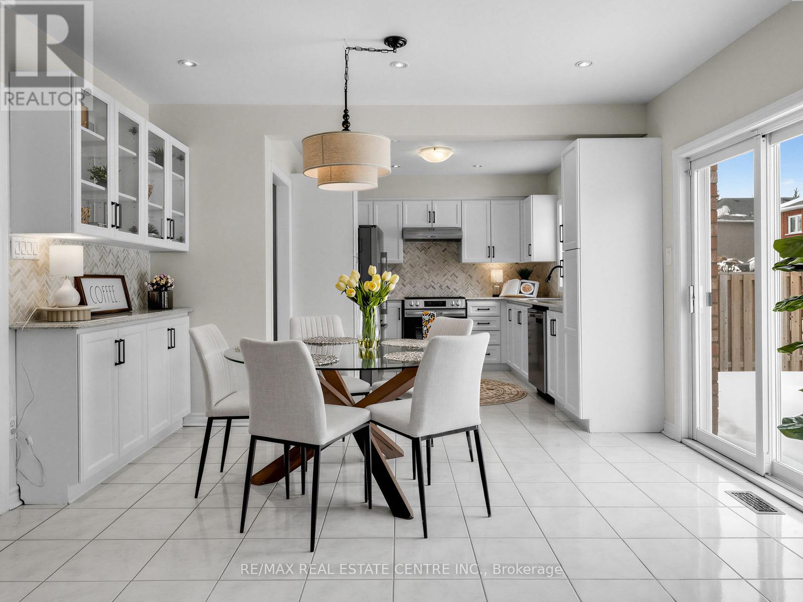 811 Envoy Drive, Mississauga, Ontario  L5W 1H3 - Photo 10 - W12776906