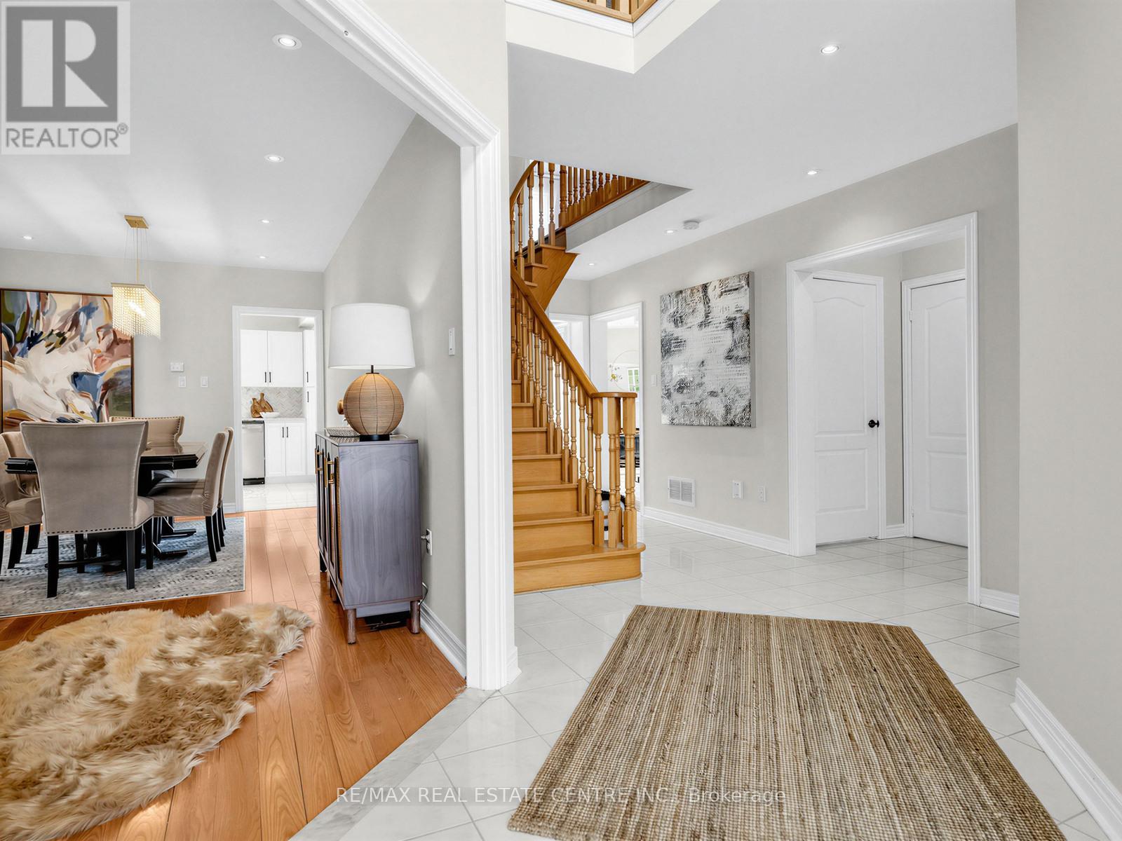 811 Envoy Drive, Mississauga, Ontario  L5W 1H3 - Photo 3 - W12776906