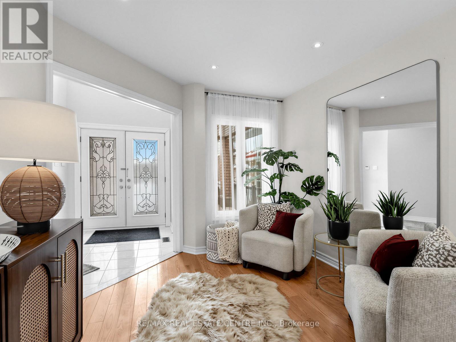 811 Envoy Drive, Mississauga, Ontario  L5W 1H3 - Photo 6 - W12776906