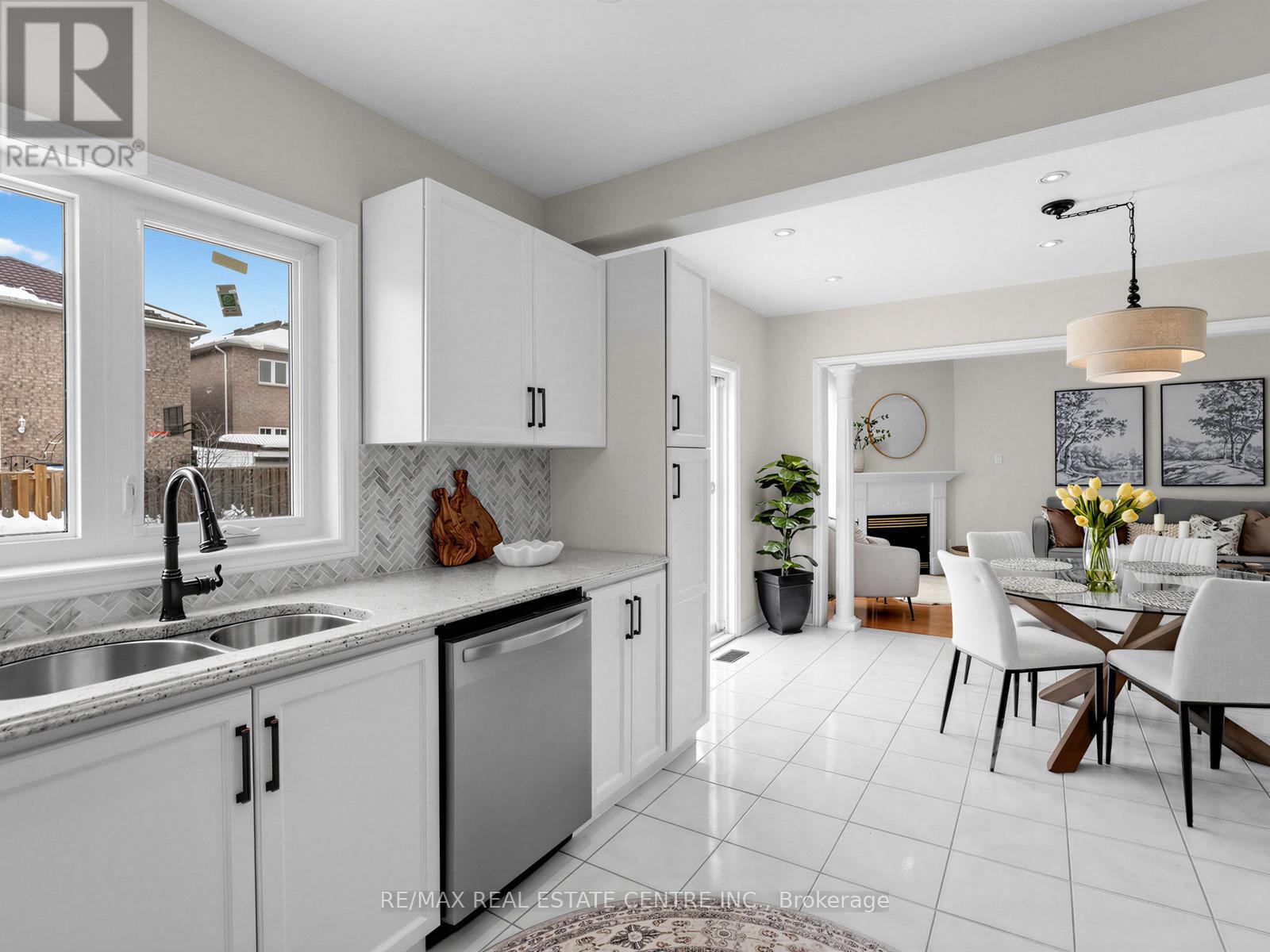 811 Envoy Drive, Mississauga, Ontario  L5W 1H3 - Photo 8 - W12776906