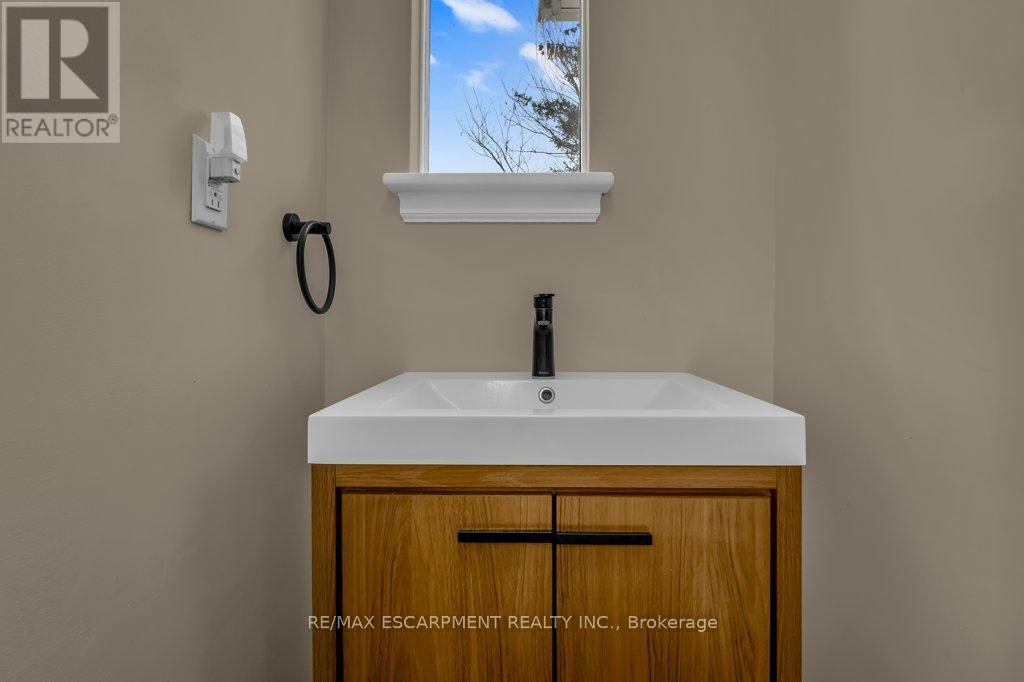 10 Robinson Street S, Grimsby, Ontario  L3M 3C4 - Photo 12 - X12776838