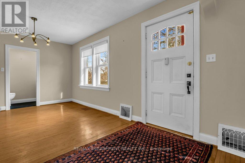 10 Robinson Street S, Grimsby, Ontario  L3M 3C4 - Photo 4 - X12776838