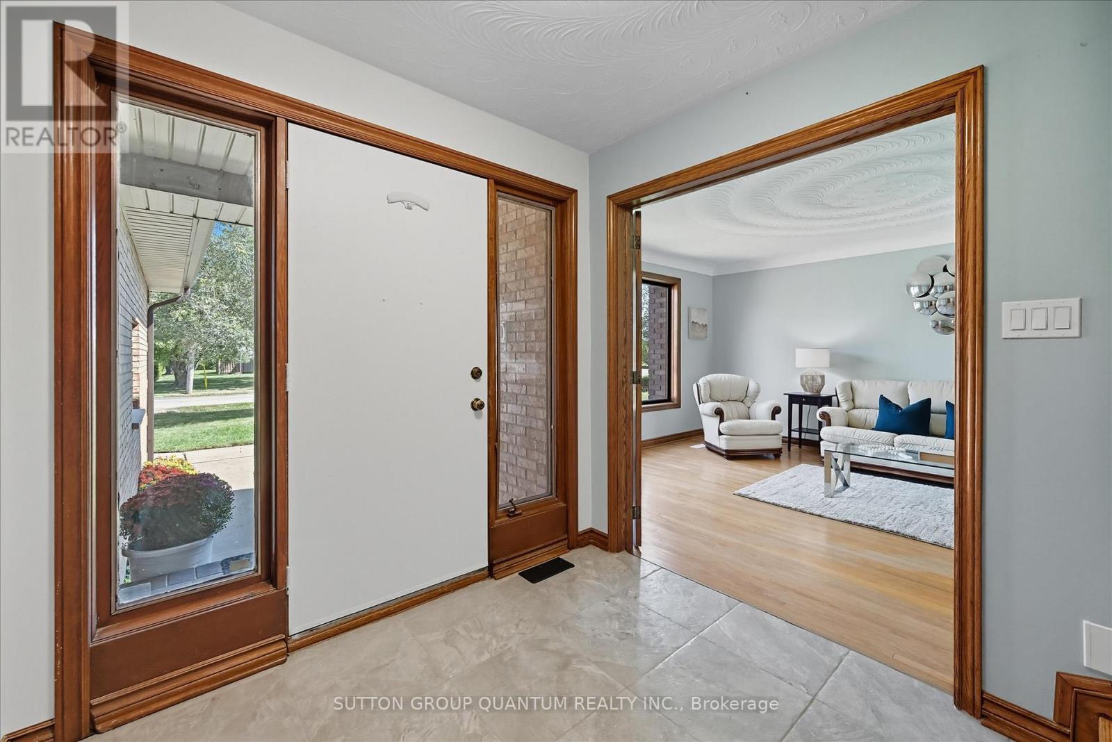 729 Winston Road, Grimsby, Ontario  L3M 4E8 - Photo 4 - X12722136