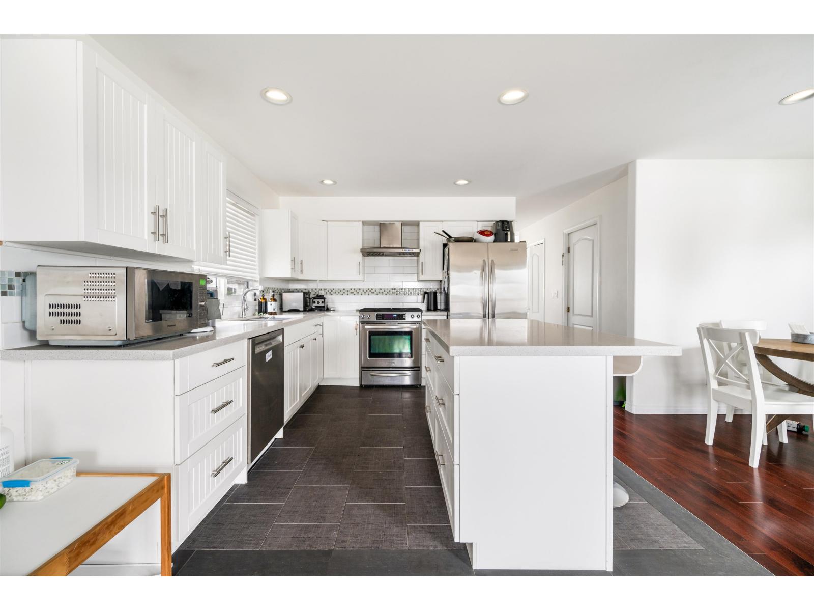 15476 110 Avenue, Surrey, British Columbia  V3R 0X1 - Photo 3 - R3088593