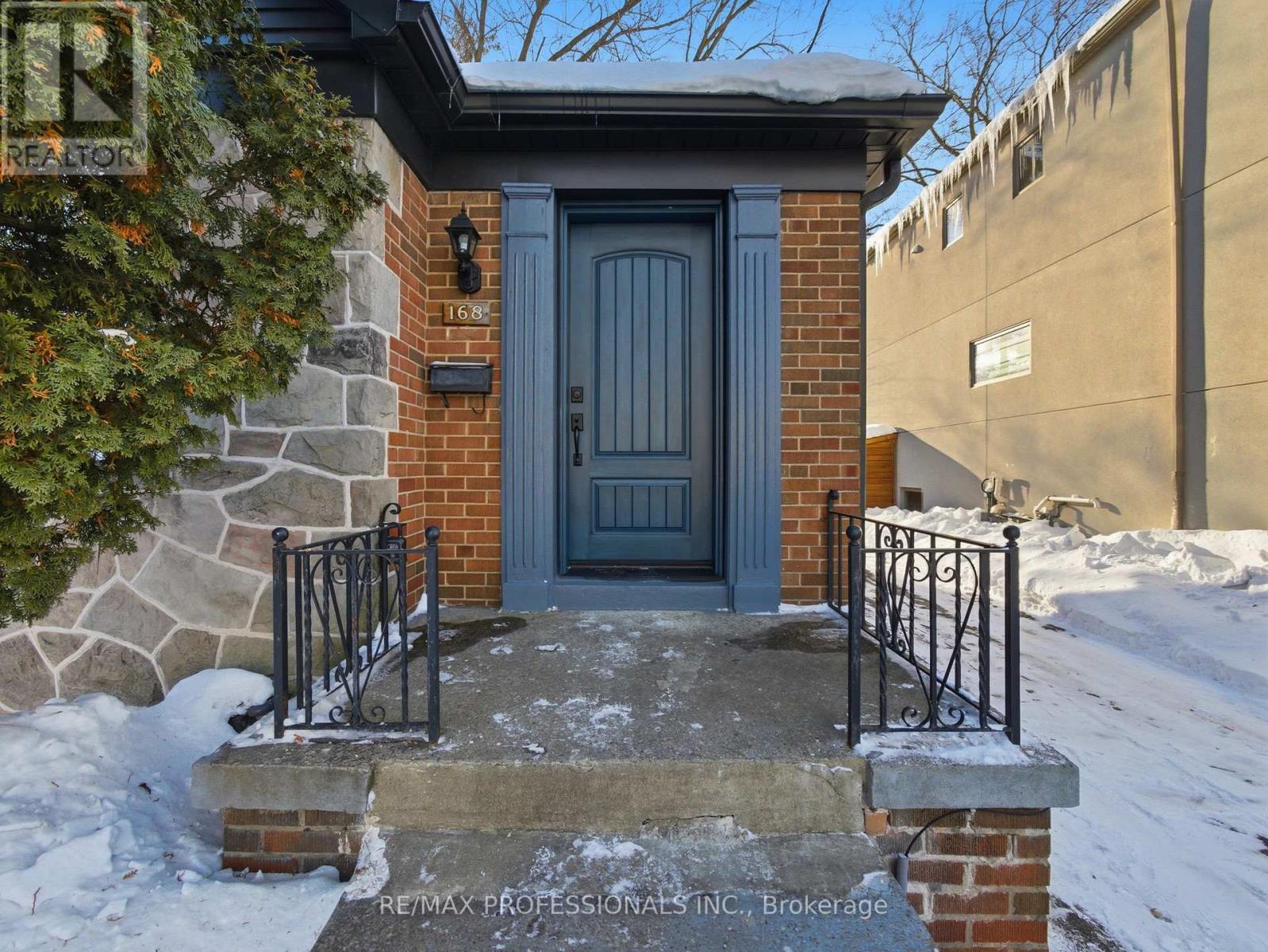 168 The Kingsway, Toronto, Ontario  M8X 2V6 - Photo 2 - W12776914